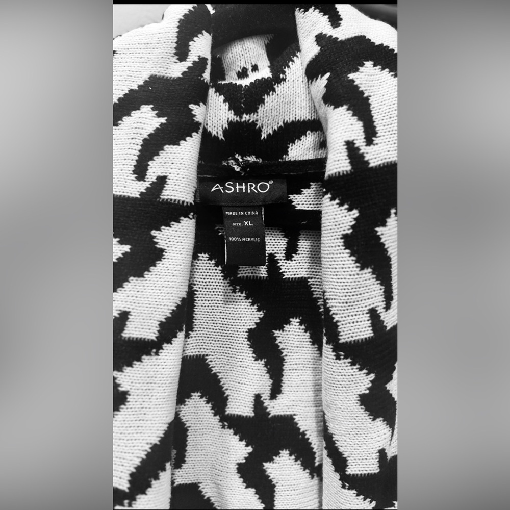 Black and White 3/4 Sleeved Hands Sweater